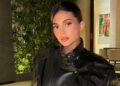 Kylie Jenner toca na temporada F1 em uma minissaia coberta de cintos