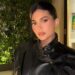 Kylie Jenner toca na temporada F1 em uma minissaia coberta de cintos