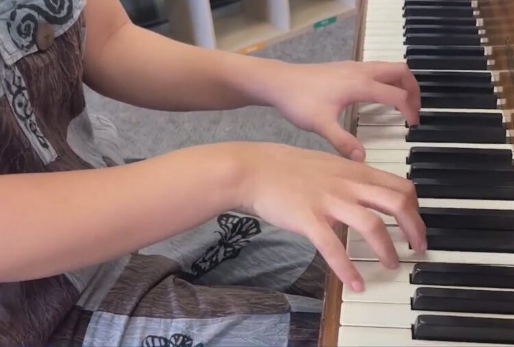 La Jolla adolescente pianista compartilha prêmio com colegas de classe