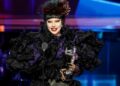 Lady Gaga dança com troféus de VMAs durante 'Celebridade perfeita' no MSG