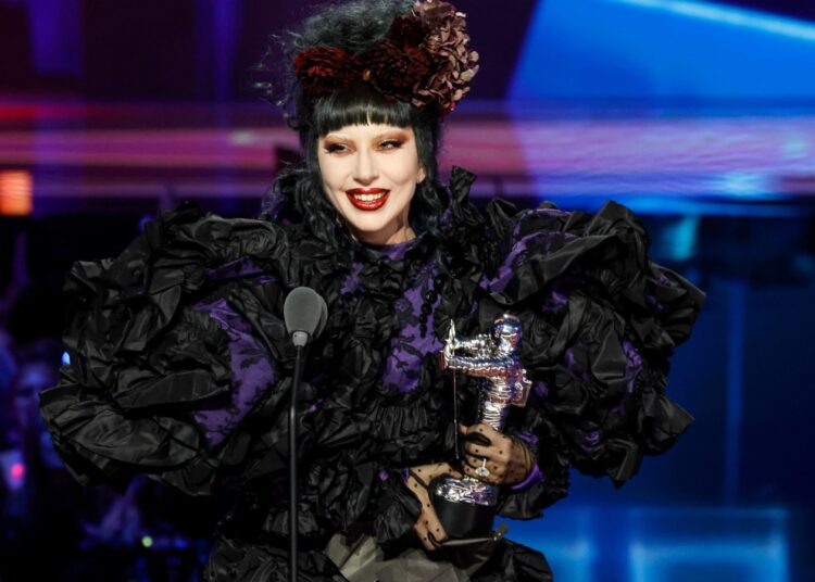 Lady Gaga dança com troféus de VMAs durante 'Celebridade perfeita' no MSG