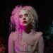 Lady Gaga é uma boneca assustadora ganha vida no vídeo dirigido por Tim Burton para a nova música "The Dead Dance": Assista