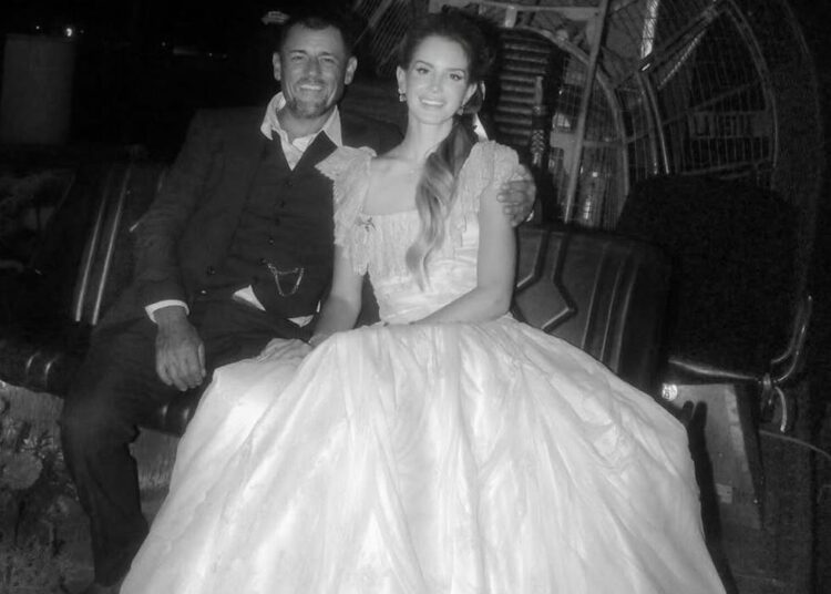 Lana del Rey compartilha fotos de casamento glamourosas com Jeremy Dufrene