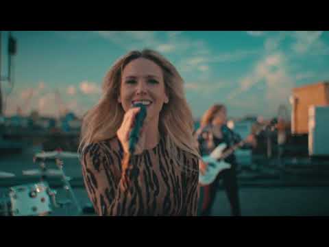 Laura Evans desencadeia diversão, feroz 'atm' à frente do novo álbum