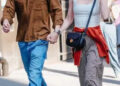 Lili Reinhart e Jack Martin sorriem enquanto dão as mãos em uma caminhada romântica na cidade de Nova York