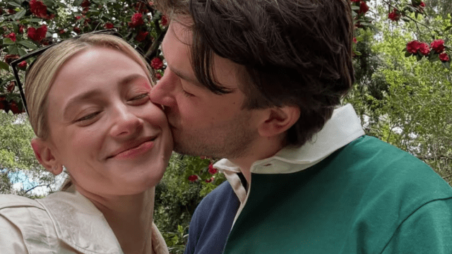 Lili Reinhart e Jack Martin viam em uma caminhada romântica antes do feriado em Nova York
