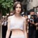 Lily Collins mostra seu abdômen em roupas de tapete vermelho de duas peças