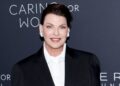 Linda Evangelista canaliza suas raízes dos anos 90 com um penteado de corte de pixie