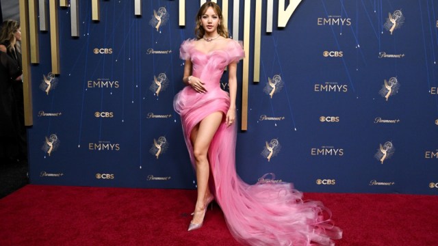 Lisa, do Blackpink, opta por um vestido rosa de alta fenda para o Emmys 2025