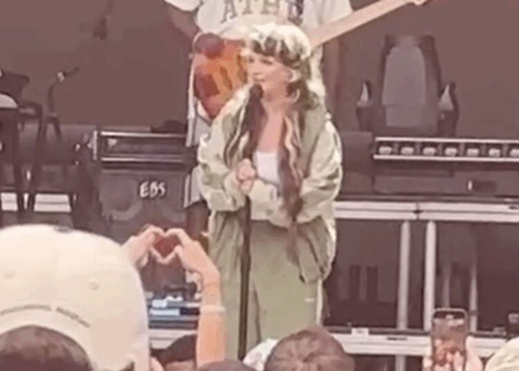 Lola Young Health Atualização: O cantor britânico entra em colapso no meio do desempenho no New York City Music Festival | Nós buzz