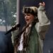 Lola Young cancela as performances para os futuros dias previsíveis após o colapso no palco