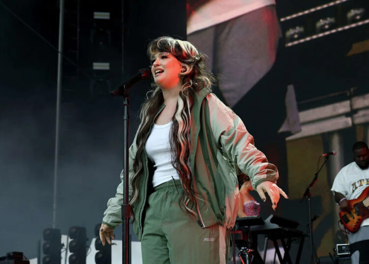 Lola Young cancela os shows dos EUA depois de desmoronar no palco em Nova York