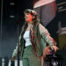 Lola Young cancela os shows dos EUA depois de desmoronar no palco em Nova York