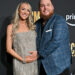 Luke Combs e esposa Nicole esperando o bebê nº 3: 'Terceira vez é um charme'