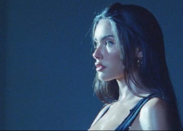 Madison Beer arremesso em sua era convencional com o novo single "Sim Baby"