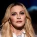 Madonna quase derrama do vestido prateado - notícias de celebridades - entretenimento