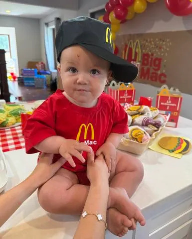 Mamãe comemora o 1º aniversário para o bebê 'Big Mac' com a celebração com tema do McDonald (exclusiva)
