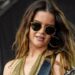 Maren Morris joga mandíbulas com decote ousado e vestido de fenda alta
