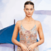 Margot Robbie traz um drama puro em Berewewled Armani Privé vestido