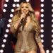 Mariah Carey atordoa os fãs enquanto usa ouro e brilho nos VMAs