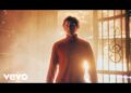Mark Hoppus joga diretor da escola em novo videoclipe