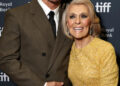 Matthew McConaughey sai com a mãe de 93 anos para um evento especial do tapete vermelho