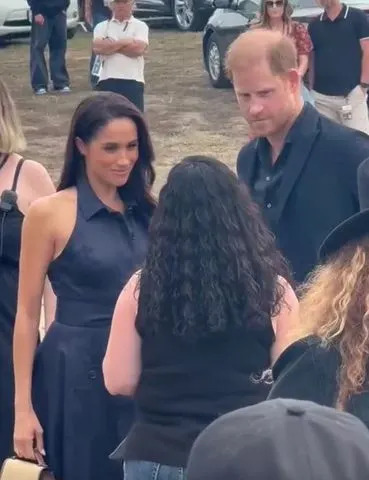 Meghan Markle e o príncipe Harry saem no benefício de Santa Barbara - seu primeiro passeio desde a reunião real do príncipe