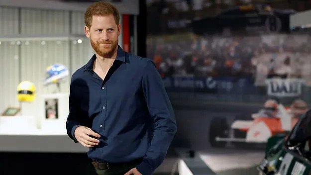 Meghan Markle mostra o relógio Gold Cartier da princesa Diana no evento de caridade