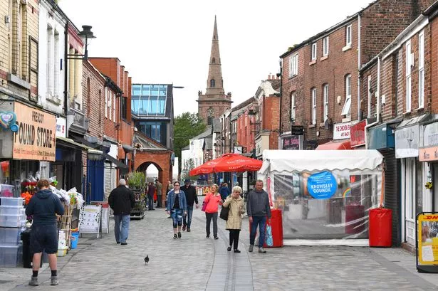 Merseyside Town 'encantou' como a visita da família real confirmada