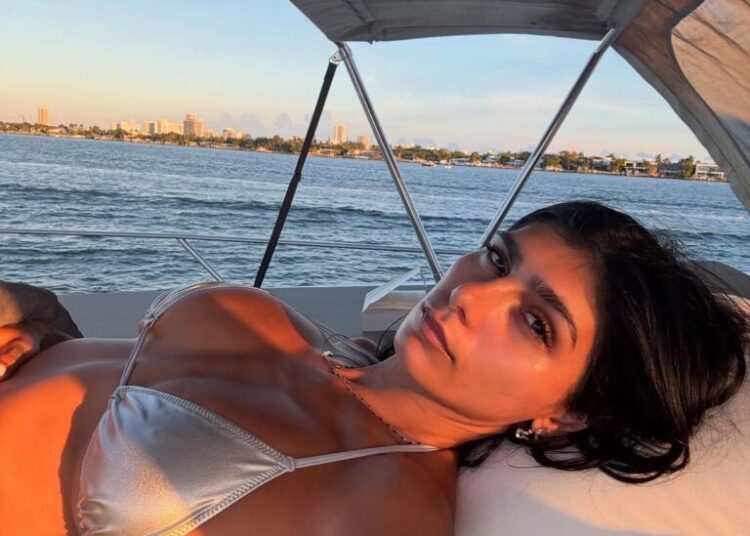 Mia Khalifa reage ao clipse e ao concerto histórico do Vaticano de Karol G: “Deus tem gosto”