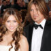 Miley Cyrus declara que a nova música 'Secrets' é uma 'oferta de paz' ​​para o pai Billy Ray após a disputa familiar