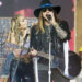 Miley Cyrus declara que a nova música 'Secrets' é uma 'oferta de paz' para o pai Billy Ray após a Family Feud - Star Magazine