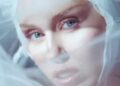 Miley Cyrus derrubando a edição de luxo de 'algo bonito'