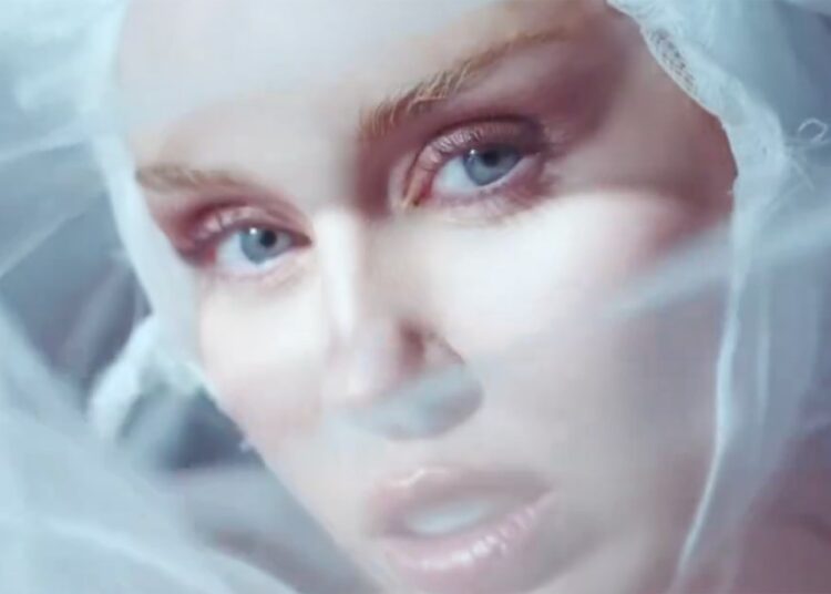 Miley Cyrus derrubando a edição de luxo de 'algo bonito'