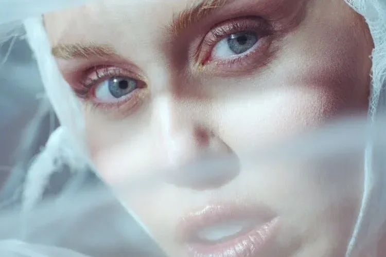 Miley Cyrus lança novas músicas com Lindsey Buckingham e David Byrne