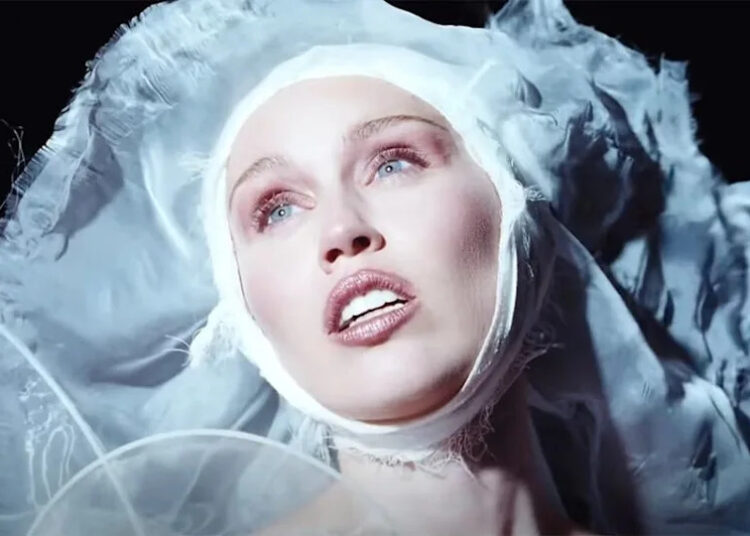 Miley Cyrus pede Fleetwood Mac em Ode para o pai dela