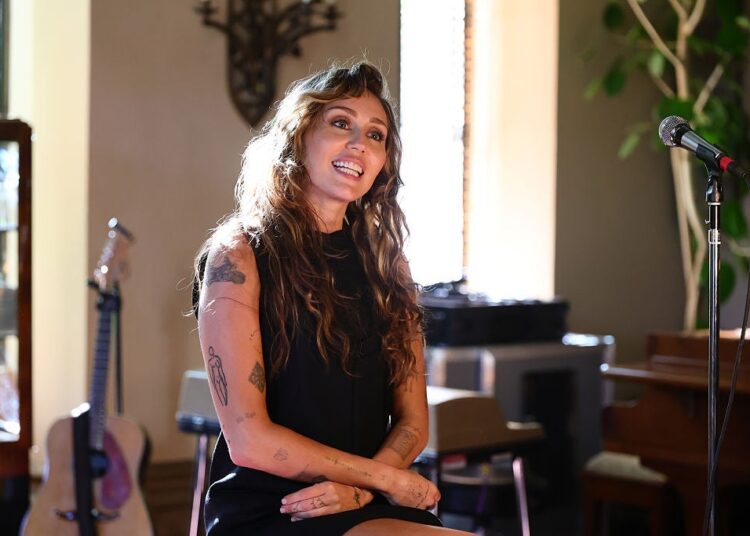 Miley Cyrus revela a nova música emocional 'Secrets' Honoring Pai em meio a turbulência da família