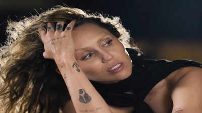 Miley Cyrus solta a nova música emocional 'Secrets' para seu pai, assista a vídeo |