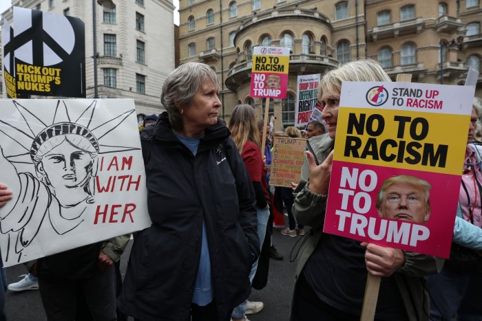Milhares enchem as ruas de Londres para protestar contra a visita de Trump
