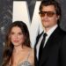 Millie Bobby Brown comemora 1 ano casado (e revela um terceiro vestido de noiva?!)