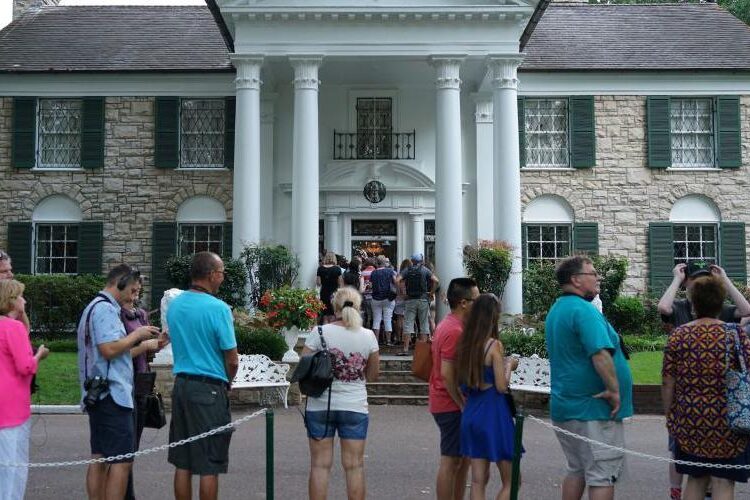 Mulher presa por esquema para roubar Graceland da família Elvis Presley