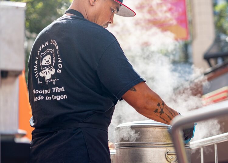 Música, performances e comida: celebração do Dia do Tibete de Portland em fotos