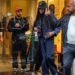 Naomi Campbell não pode passar pela Fashion Week sem esses novos tênis de equilíbrio