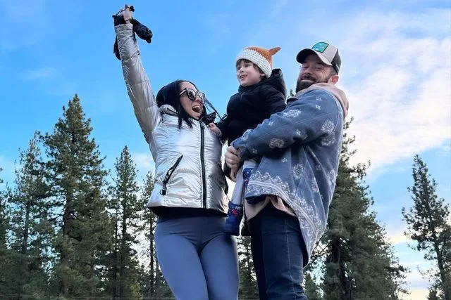 Nikki Garcia elogia o relacionamento de co-parentalidade com Artem Chigvintsev, diz que é um 'grande time'