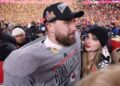 Nikki Glaser acha que o envolvimento de Taylor Swift e Travis Kelce está arruinando 'relacionamentos'