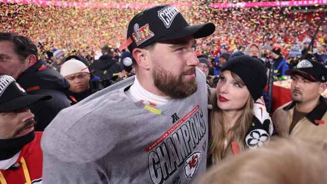 Nikki Glaser acha que o envolvimento de Taylor Swift e Travis Kelce está arruinando 'relacionamentos'