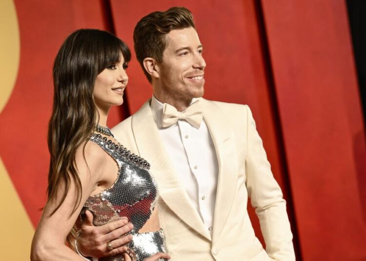 Nina Dobrev e Shaun White chamam seu noivado