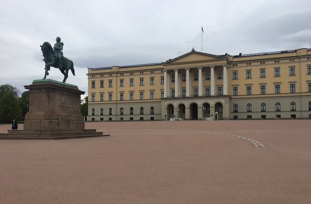 Noruegueses indignados defendem seu rei