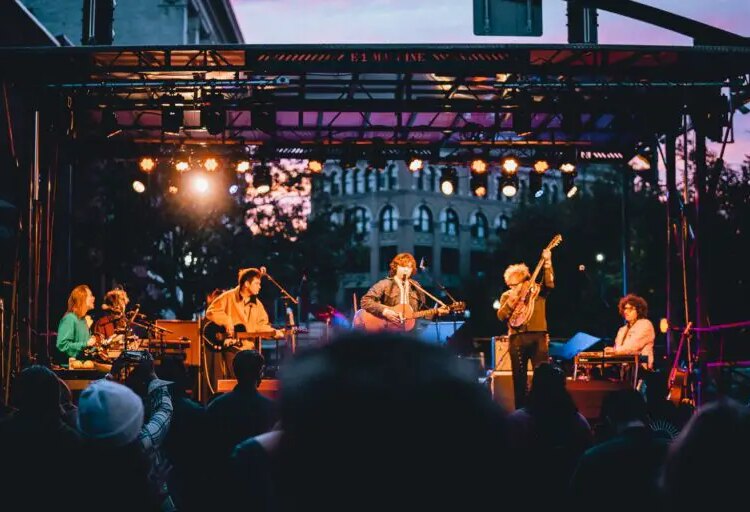 O BAMF se expande com a nova série de concertos “Tiny Van on 4th”
