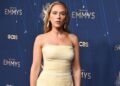 O Glambot de Scarlett Johansson disparou no Emmys 2025 mostra seu melhor lado